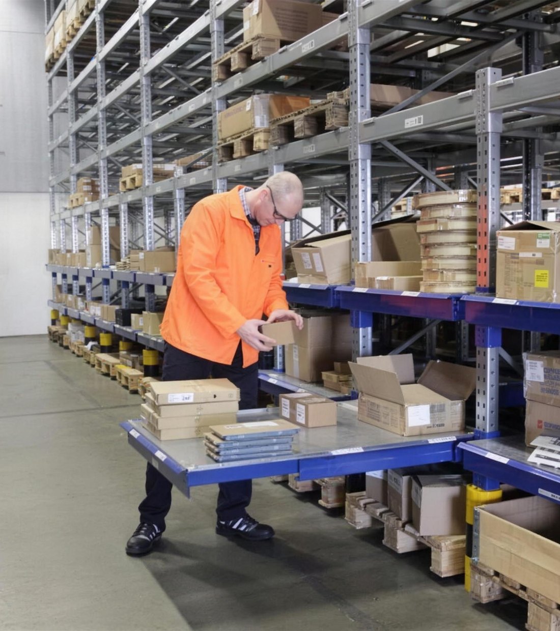 Operator picking from an extended pull-out unit in the pallet racking at Danfoss