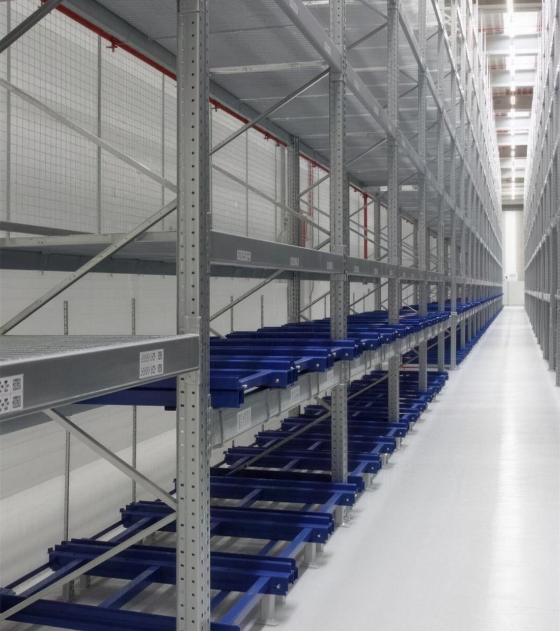 Narrow aisle at Danfoss Silkeborg with pull-out units on the first level