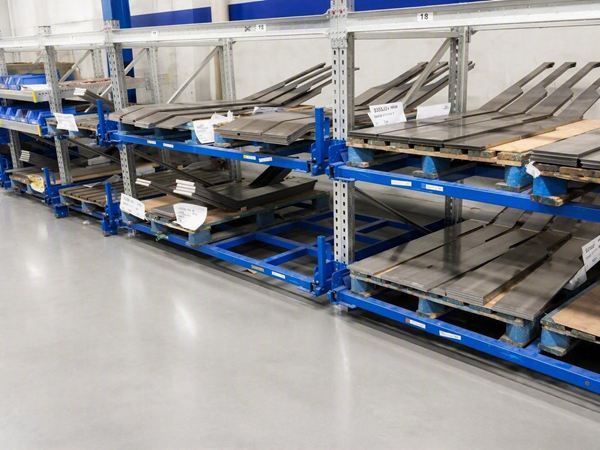 Heavy-duty pull-out units with sheet-metal blanks in a production plant