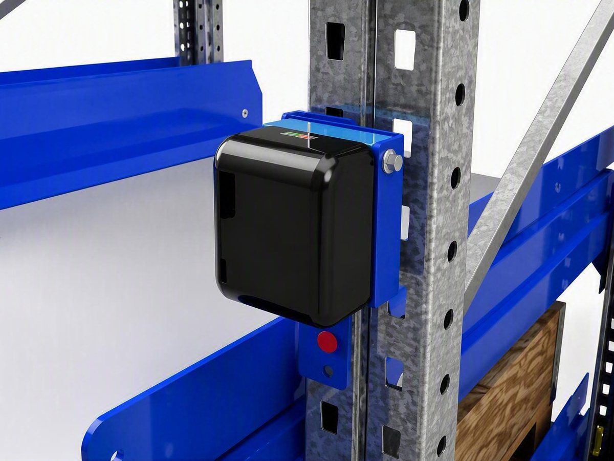Exchangeable battery mounted on the rack upright of an electric pull-out unit