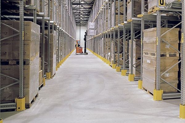Drive-in pallet racking