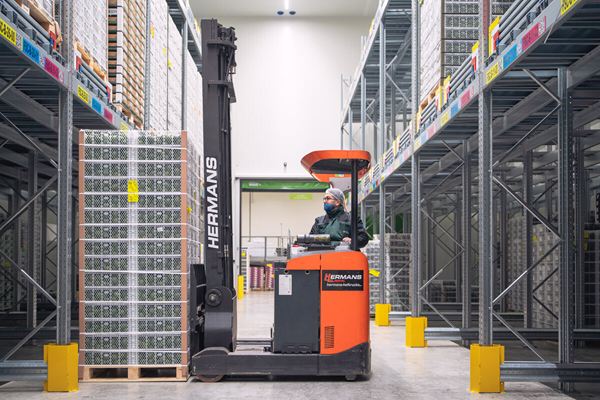 Push-back racking in a fruit cold store