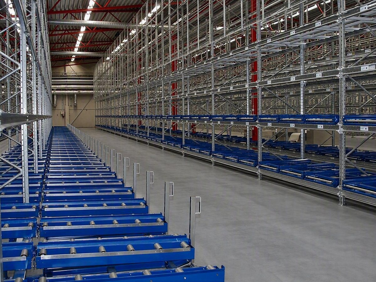 Long rack aisle with pull-out units on the bottom levels of the pallet racking