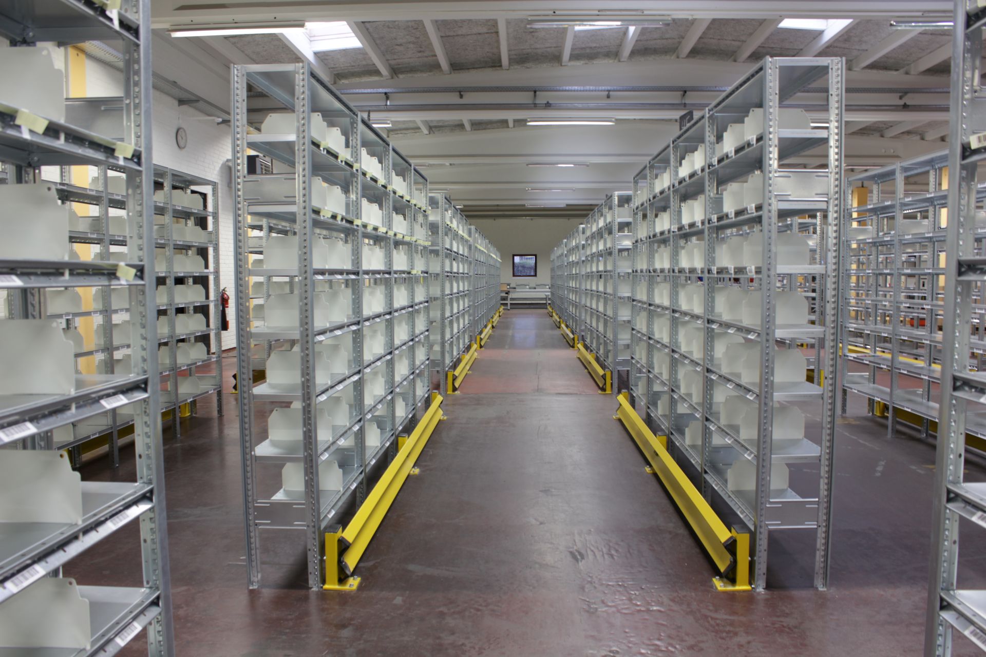Hi280 shelving combined with a work assist vehicle enables efficient person‑to‑goods picking across multiple shelf levels.